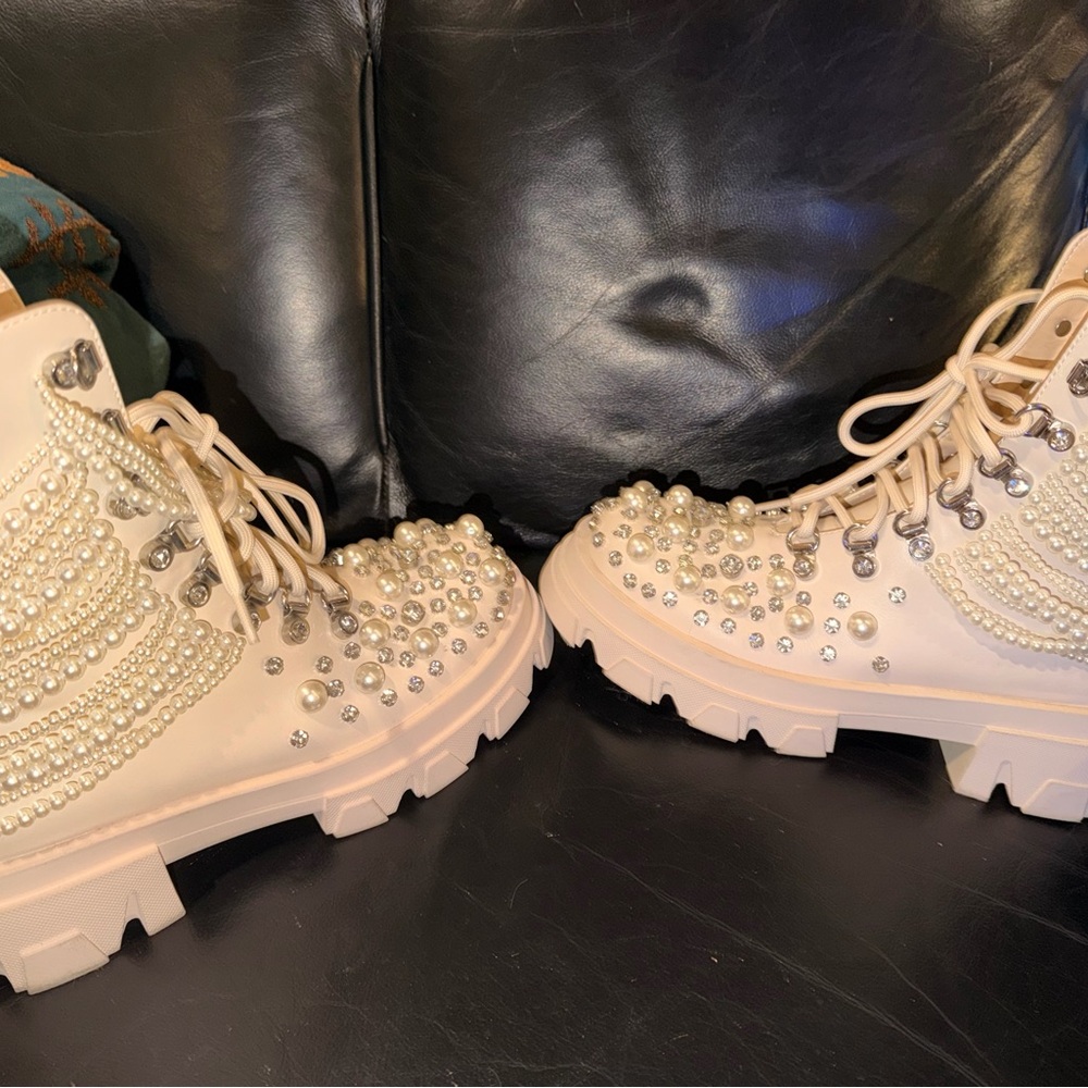 Elegant Pearl-Embellished Cream Boots - Picture 5 of 6